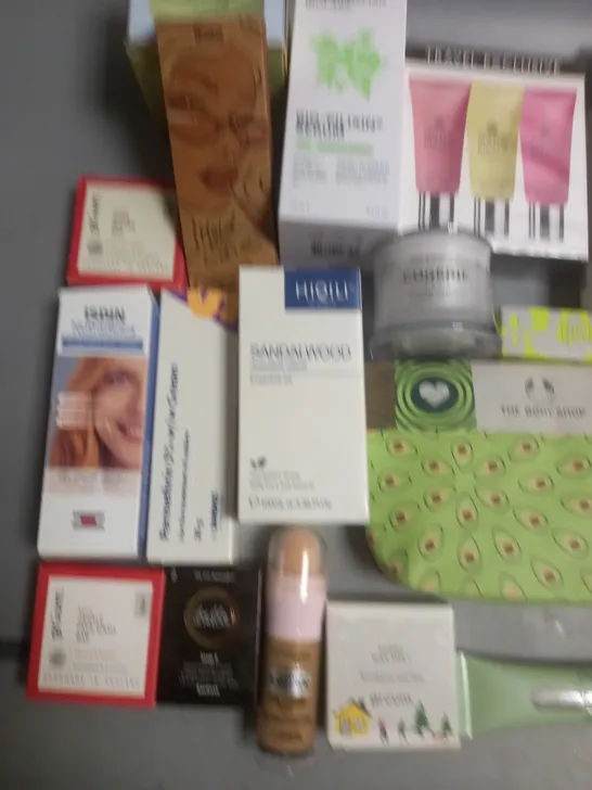 LOT OF APPROXIMATELY 25 ASSORTED HEALTH AND BEAUTY ITEMS TO INCLUDE MAYBELLINE FOUNDATION, DEEP HEAT ROLL ON AND BIO-PILIXIN SERUM