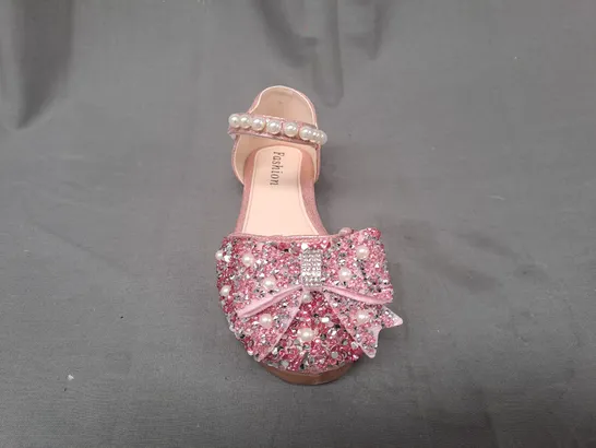 BOXED PAIR OF DESIGNER CLOSED TOE FLAT SHOES IN PINK W. SEQUIN, PEARL, AND BOW DETAIL EU SIZE 32