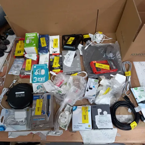 LOT OF APPROX 20 ASSORTED TECH ITEMS TO INCLUDE CHARGING CABLES, CD PLAYER, EARPHONES ETC