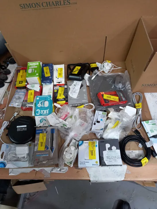 LOT OF APPROX 20 ASSORTED TECH ITEMS TO INCLUDE CHARGING CABLES, CD PLAYER, EARPHONES ETC