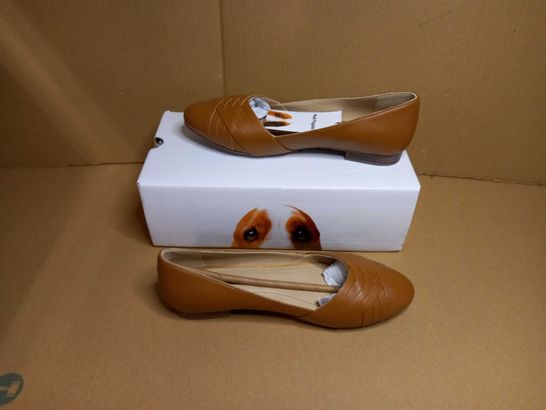 BOXED PAIR OF HUSH PUPPIES PUMPS - SIZE 5