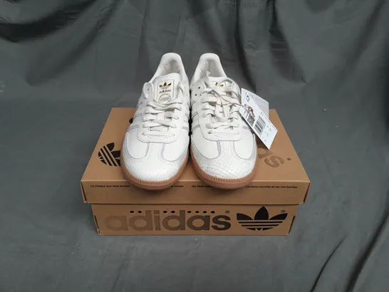 BOXED PAIR OF ADIDAS SAMABA WHITE LEATHER TRAINERS SIZE UK 5