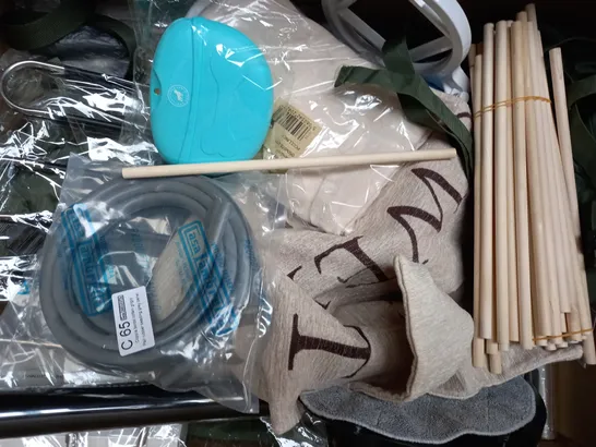 BOX OF APPROXIMATELY 20 ASSORTED HOUSEHOLD ITEMS TO INCLUDE INTERIOR DEHUMIDIFIER, STORAGE BAGS, DEBRISOFT PAD, ETC