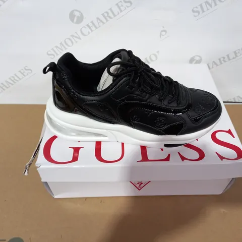 BOXED PAIR OF GUESS BLACK/WHITE TRAINERS SIZE 4