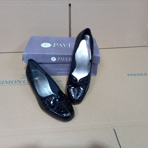 BOXED PAIR OF PAVERS BLACK SHOES SIZE 6
