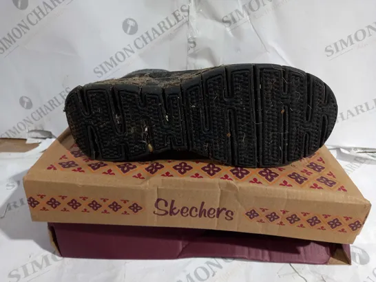 BOXED PAIR OF SKECHERS SYNERGY WARM BOOTS BLACK SIZE 4.5