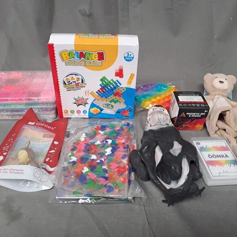 BOX OF ASSORTED TOYS AND GAMES TO INCLUDE BEADS, BUILDING BLOCKS AND FIDGET TOYS