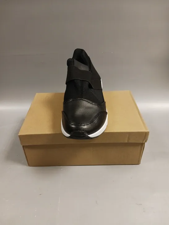 BOXED PAIR OF N/M YG-12 SLIP ON TRAINERS IN BLACK - 4 