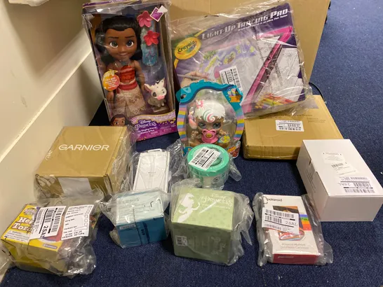 BOX OF 15 ASSORTED ITEMS TO INCLUDE:DISNEY PRINCESS MY SINGING FRIEND MOANA&PUG, LIGHT UP TRACING PAD, ELEMIS MARINE CREAM, HAIR FOOD, MUSICAL JEWELLERY BOX ETC 