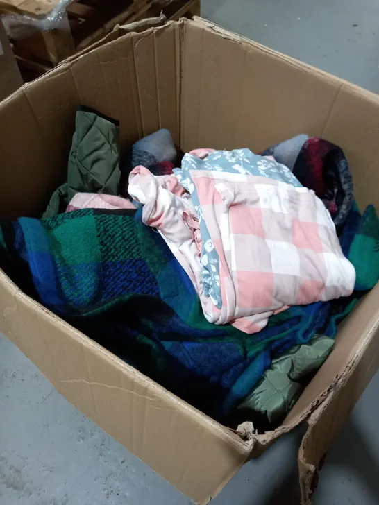 BOX OF ASSORTED CLOTHES APPROXIMATELY 30 ITEMS TO INCLUDE PYJAMAS, COATS, WATERPROOF ETC 