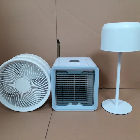 CAGE OF APPROX 15 ASSORTED ITEMS TO INCLUDE - USB FAN , AIR CON FAN , LAMP ETC