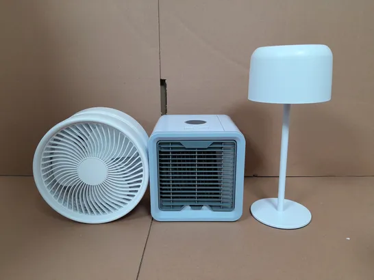 CAGE OF APPROX 15 ASSORTED ITEMS TO INCLUDE - USB FAN , AIR CON FAN , LAMP ETC