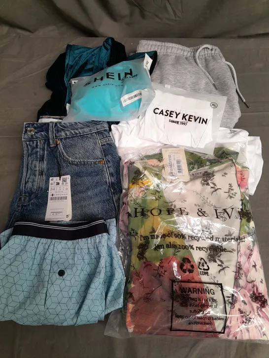 BOX OF APPROXIMATELY 25 ASSORTED CLOTHING ITEMS TO INCLUDE - DRESS, SHORTS, SWIMWEAR ETC