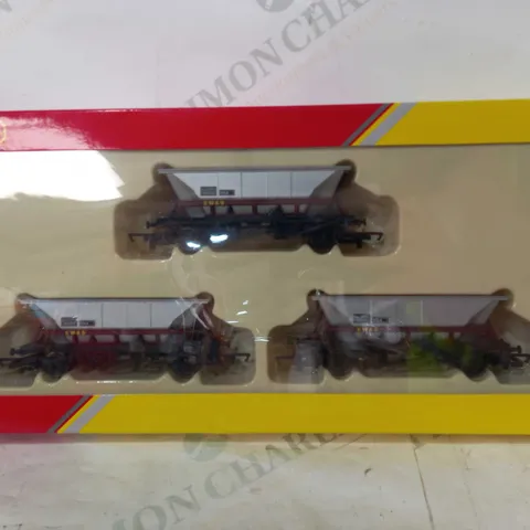 HORNBY RAILROAD 00 GAUGE HOPPER WAGONS (BOX OF 3)