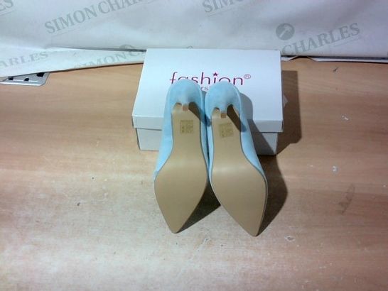 BOXED PAIR OF FASHION HIGH HEELS SIZE 7