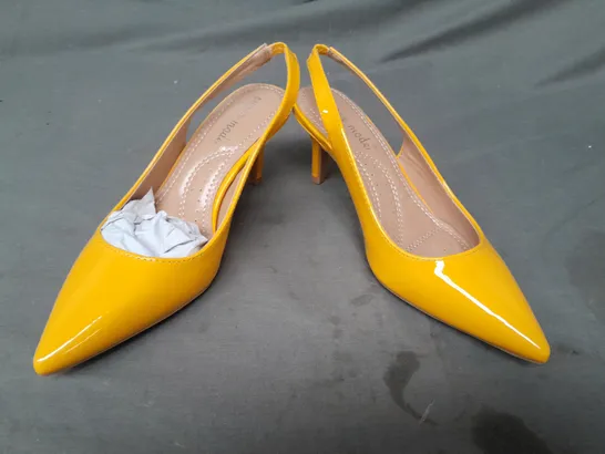 BOXED PAIR OF POINTED TOE HEELED SLINGBACK SANDALS IN YELLOW EU SIZE 36