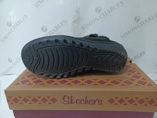 BOXED PAIR OF SKECHERS PARALLEL OFF HOURS SIDE ZIP BOOT BLACK SIZE 5.5