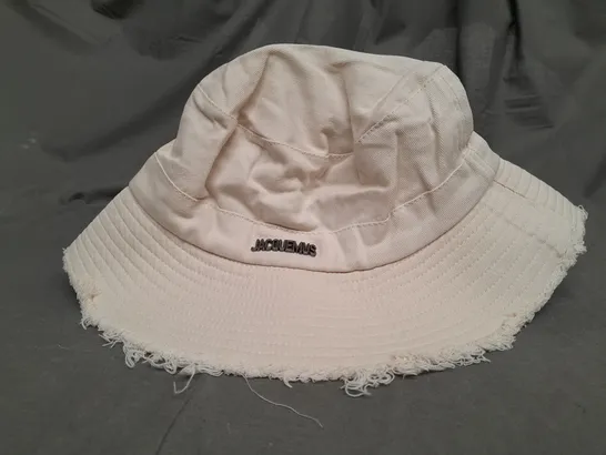 JACQUEMUS CREAM STRING BUCKET HAT 