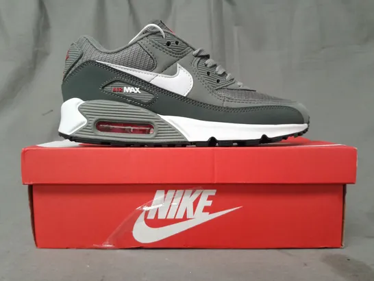 BOXED PAIR OF NIKE AIR MAX 90 ESSENTIALS SHOES IN GREY/WHITE UK SIZE 7