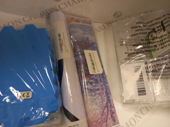 BOX OF APPROXIMATELY 15 ASSORTED HOUSEHOLD ITEMS TO INCLUDE ISKM ICE CUBE TRAYS, DESIGNER COSMETIC PALETTE ORGANIZER, DESIGNER IPAD AIR 4 CASE, ETC