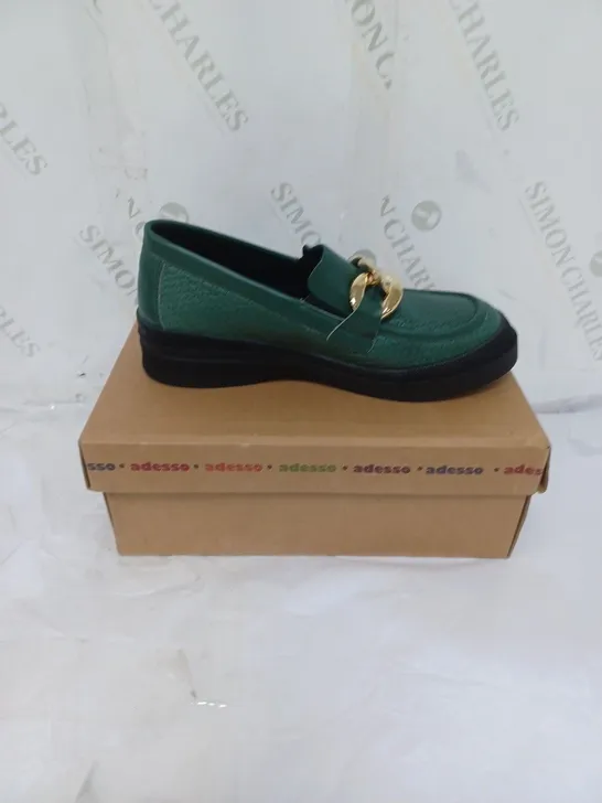 BOXED ADESSO LADIES FLAT SHOES WITH GOLD CHAIN DETAIL GREEN SIZE EU 40