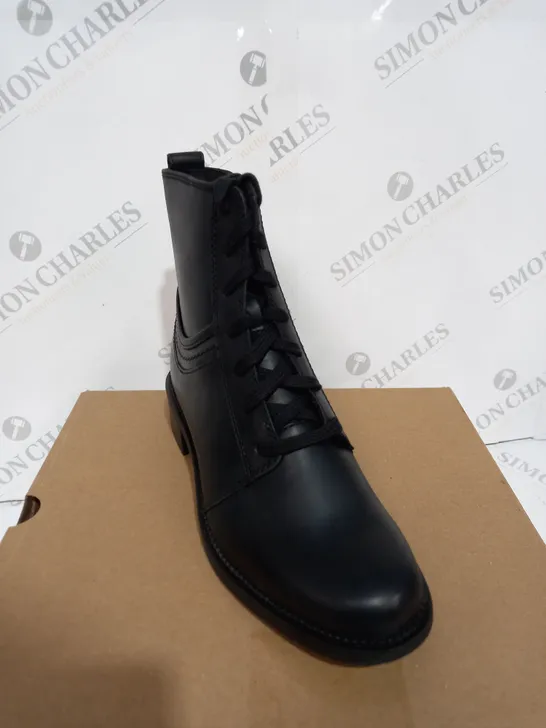 BOXED PAIR OF CLARKS BOOTS IN BLACK LEATHER - SIZE 6