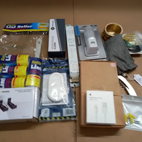 LOT OF ASSORTED HOUSEHOLD ITEMS TO INCLUDE DOOR ALARM WEDGE, NIGHTLIGHT AND APLE LIGHTENING USB CABLE