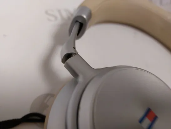 TOMMY HILFIGER HEADPHONES ON EAR