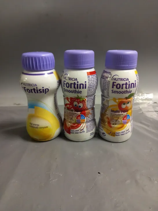 APPROXIMATELY 24 ASSORTED NUTRICIA NUTRITION DRINKS TO INCLUDE - FORTISIP VANILLA - FORTINI SMOOTIE SUMMER FRUIT - FORTINI SMOOTHIE BERRY - ETC