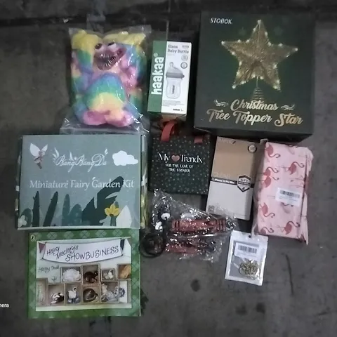 PALLET OF ASSORTED ITEMS INCLUDING CHRISTMAS TREE TOPPER STAR, MINIATURE FAIRY GARDEN KIT, GLASS BABY BOTTLE, SKIPPING ROPE, LETTER F NECKLACE, IPHONE 12 CASE