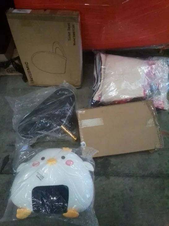 PALLET OF ASSORTED ITEMS TO INCLUDE TOILET SEATS, PLUSH TOYS, COSTUMES, VIOLINS, SPEEDBALL ETC