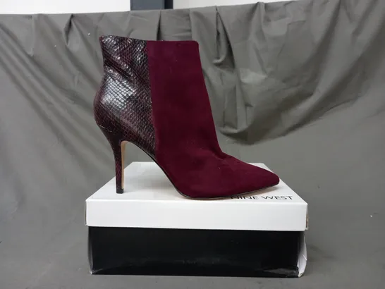 BOXED PAIR OF NINE WEST FLAGSHIP SYNTHETIC ANKLE BOOTS IN WINE SIZE 10