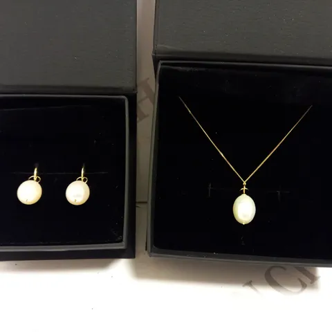 LILY&ROO GOLD EFFECT NECKLACE AND EARRING SET WITH PEARL EFFECT PENDANT