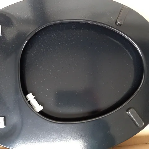 BOXED UNBRANDED TOILET SEAT IN BLACK