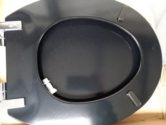 BOXED UNBRANDED TOILET SEAT IN BLACK