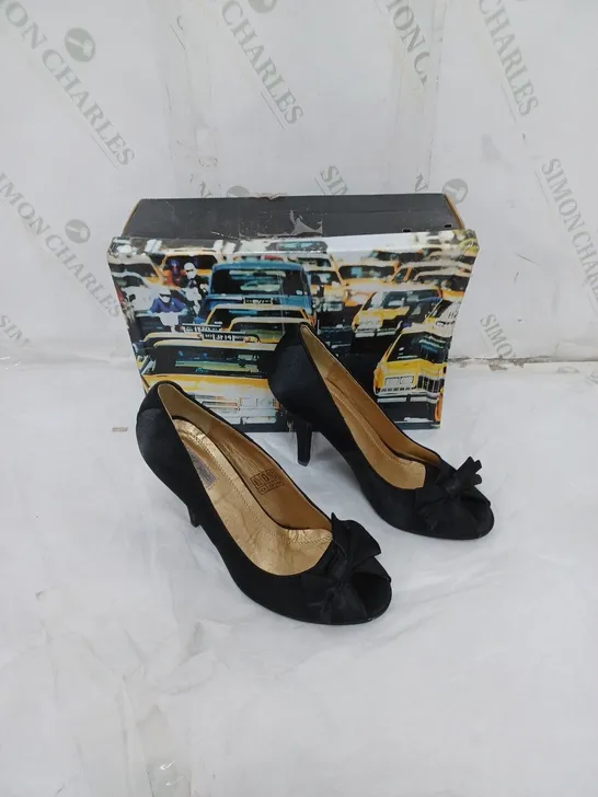 APPROXIMATELY 5 PAIRS OF BOXED TAXI PUMP HEELS BLACK OPEN TOE IN VARIOUS SIZES 