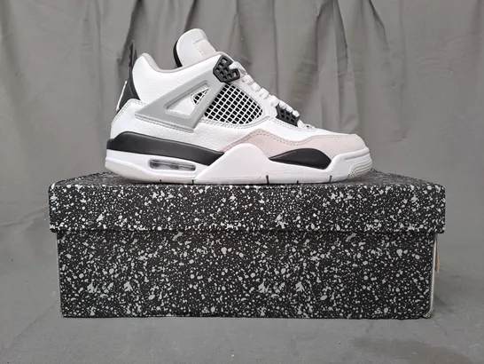 BOXED PAIR OF NIKE AIR JORDAN 4 RETRO SHOES IN WHITE/BLACK UK SIZE 6