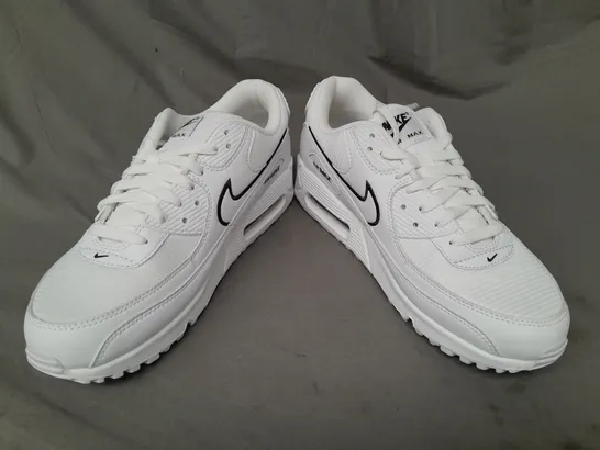 BOXED PAIR OF NIKE AIR MAX 90 SHOES IN WHITE/BLACK UK SIZE 8