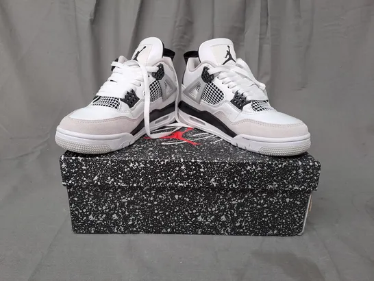 BOXED PAIR OF NIKE AIR JORDAN 4 RETRO SHOES IN WHITE/BLACK UK SIZE 6