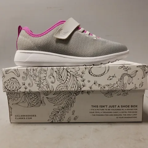 BOXED PAIR OF CLARKS SCAPE WEAVE KIDS SHOES IN GREY/PINK UK SIZE 12