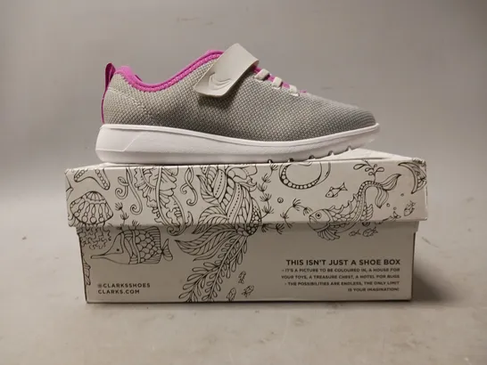 BOXED PAIR OF CLARKS SCAPE WEAVE KIDS SHOES IN GREY/PINK UK SIZE 12