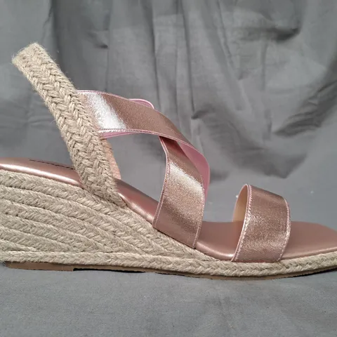 BOXED PAIR OF SIMPLY BE OPEN TOE WEDGE SANDALS IN METALLIC PINK UK SIZE 8