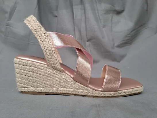 BOXED PAIR OF SIMPLY BE OPEN TOE WEDGE SANDALS IN METALLIC PINK UK SIZE 8