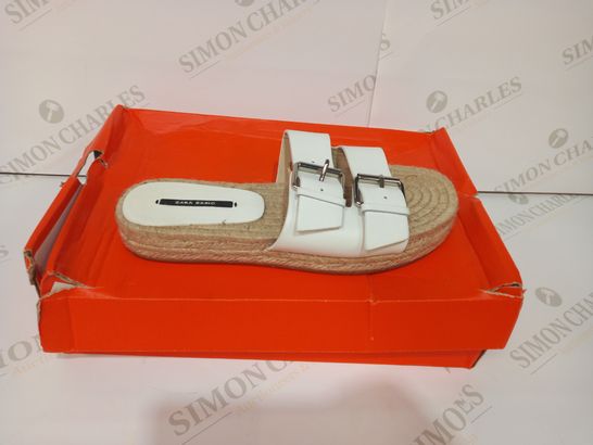 BOXED PAIR OF DESIGNER WOMENS SANDALS WITH WHITE FAUX LEATHER STRAPS EU SIZE 38