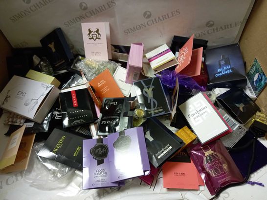 LOT OF A LARGE QUANTITY OF FRAGRANCE SAMPLES TO INCLUDE VIKTOR&ROLF GOOD FORTUNE, JIMMY CHOO FEVER, BLEU DE CHANEL, ETC