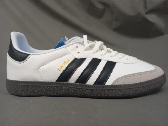 BOXED PAIR OF ADIDAS SAMBA SHOES IN WHITE/BLACK UK SIZE 6.5