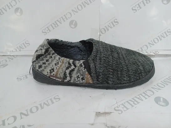 PAIR OF MUK LUKS MENS SLIPPERS IN BLACK - LARGE