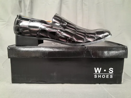 BOX OF APPROXIMATELY 6 PAIRS OF W.S SLIP-ON SHOES IN BLACK - VARIOUS SIZES