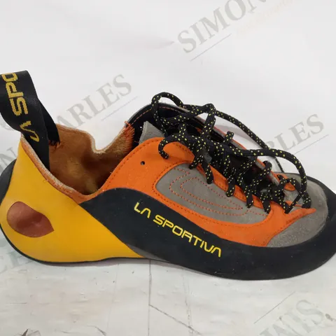 BOXED PAIR OF LA SPORTIVA 10VBO FINALE CLIMBING SHOES IN BROWN/ORANGE UK SIZE 7.5