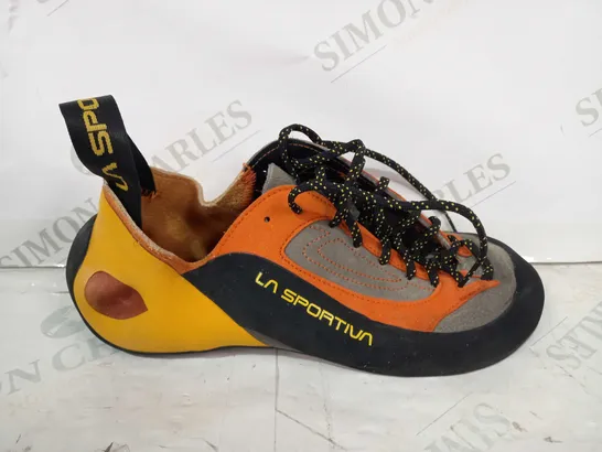 BOXED PAIR OF LA SPORTIVA 10VBO FINALE CLIMBING SHOES IN BROWN/ORANGE UK SIZE 7.5